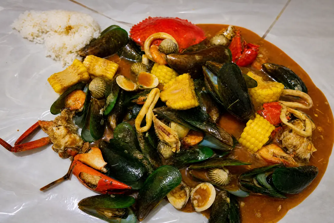 Seafood tumpah asli dengan kerang, kepiting, cumi, jagung, dan saus