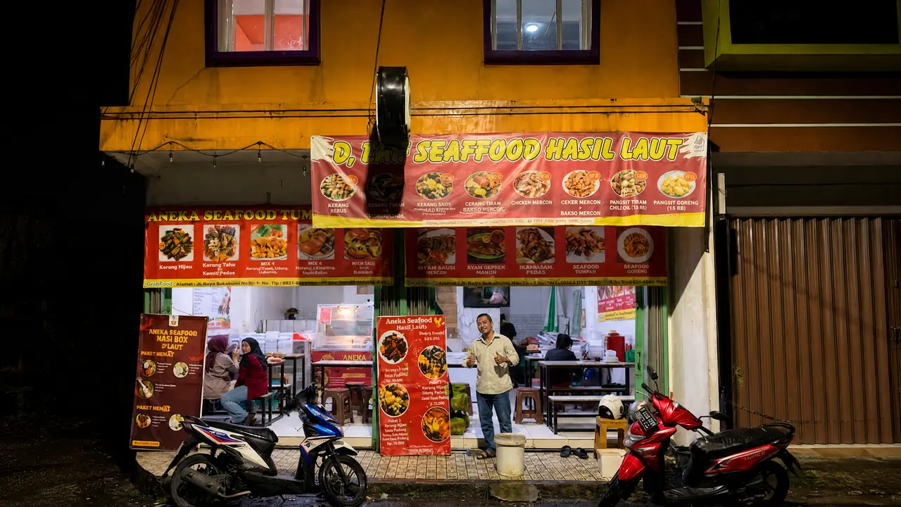 Suasana depan Seafood Tumpah Kita pada malam hari